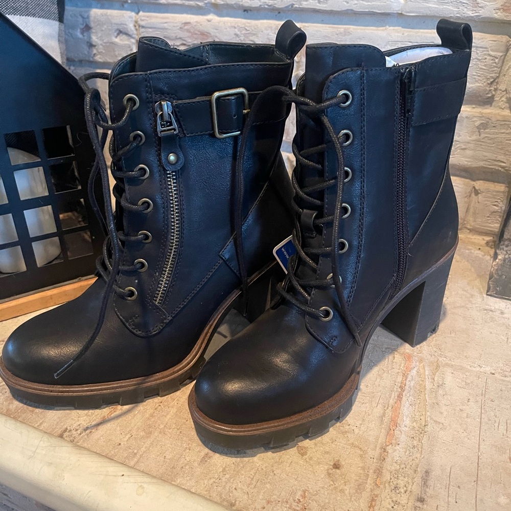 New White Mountain Black Lace Up Boots